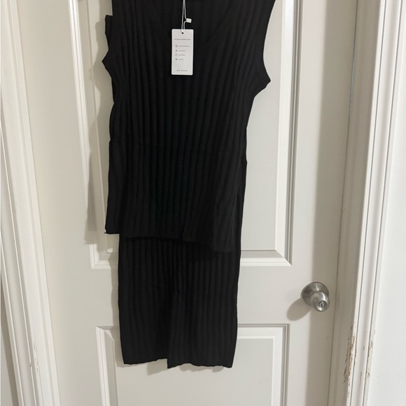 NWT Sm Black Sleeveless Ribbed top and bottom skirt (KLWCJFFF) - Picture 2 of 14